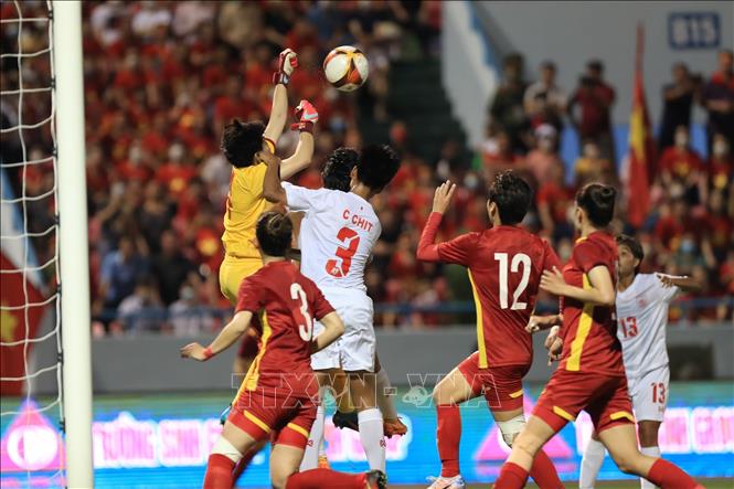 Pha uy hiếp khung thành nữ Myanmar của các tuyển thủ nữ Việt Nam. Ảnh: Hoàng Linh-TTXVN