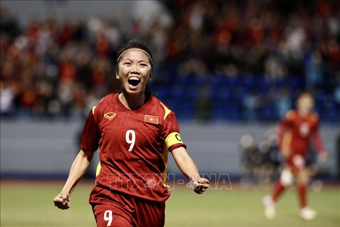 Phút thứ 28, từ quả đá phạt của Tuyết Dung, đội trưởng Huỳnh Như đánh đầu hiểm hóc mở tỷ số cho nữ VIệt Nam. Ảnh: Hoàng Linh-TTXVN