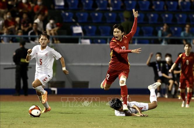 Pha xuống bóng vượt qua hậu vệ Myanmar và dứt điểm của tiền vệ Hải Yến. Ảnh: Hoàng Linh-TTXVN