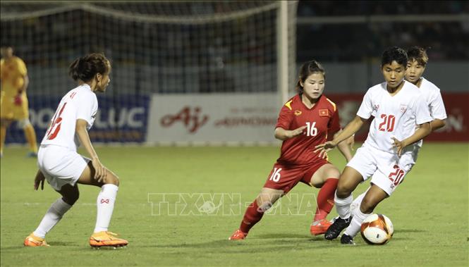 Tiền vệ Dương Thị Vân (16) tích cực đeo bám cầu thủ Myanmar. Ảnh: Hoàng Linh-TTXVN