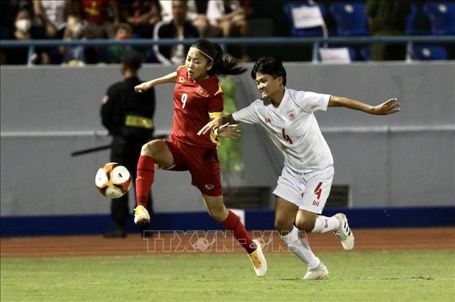 Pha đua tốc độ ở đường biên dọc của đội trường Huỳnh Như với hậu vệ Khin Thai Wai (4). Ảnh: Hoàng Linh-TTXVN