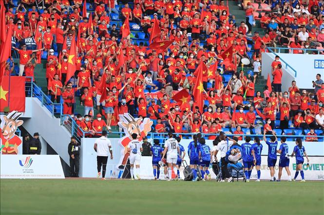 Thai players thank Vietnamese supporters for encouraging them during the match. VNA Photo