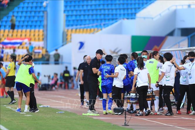 Thai players and coaches celebrate their victory, which help them to enter SEA Games 31 final match. VNA Photo
