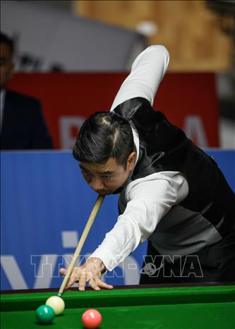 VĐV Kiều Thiên Khôi (Việt Nam) thi đấu nội dung snooker. Ảnh: Khánh Hoà - TTXVN