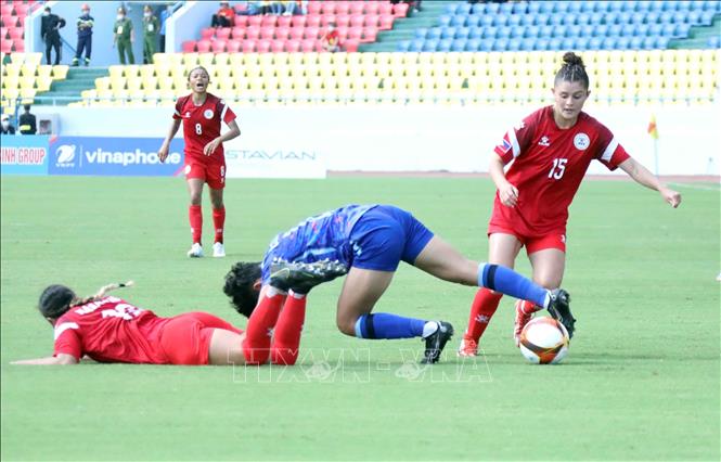 A fight for the ball between Thailand and the Philippine in a semi-final match at the ongoing SEA Games 31. VNA Photo