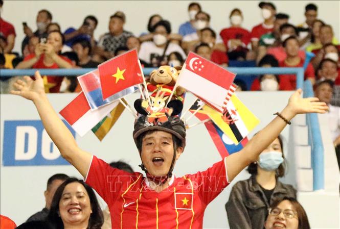 Cổ động viên cổ vũ đội tuyển nữ Việt Nam. Ảnh: Anh Tuấn – TTXVN