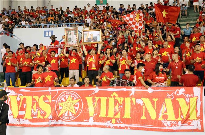 Cổ động viên cổ vũ đội tuyển nữ Việt Nam. Ảnh: Anh Tuấn – TTXVN