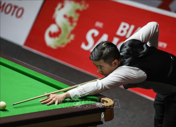 VĐV Kiều Thiên Khôi (Việt Nam) thi đấu nội dung snooker. Ảnh: Khánh Hoà - TTXVN