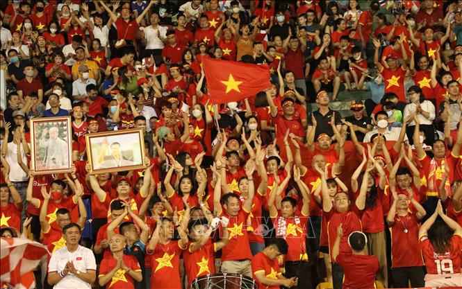 Cổ động viên cổ vũ đội tuyển nữ Việt Nam. Ảnh: Anh Tuấn – TTXVN