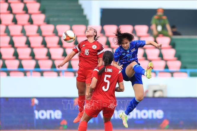 A fight for the ball between Thailand and the Philippine in a semi-final match at the ongoing SEA Games 31. VNA Photo