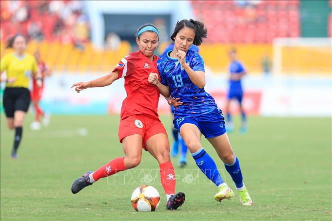 A fight for the ball between Thailand and the Philippine in a semi-final match at the ongoing SEA Games 31. VNA Photo