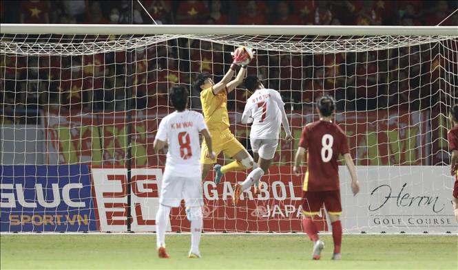 Thủ môn Kim Thanh bắt gọn bóng ngay trên đầu tiền đạo Win Theigi Tun (7). Ảnh: Hoàng Linh-TTXVN
