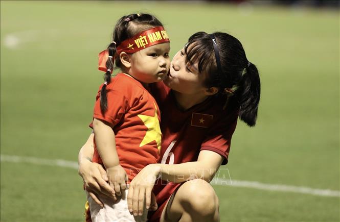 Hoàng Quỳnh (6) âu yếm bên con gái khi trận đấu kết thúc. Ảnh: Hoàng Linh-TTXVN