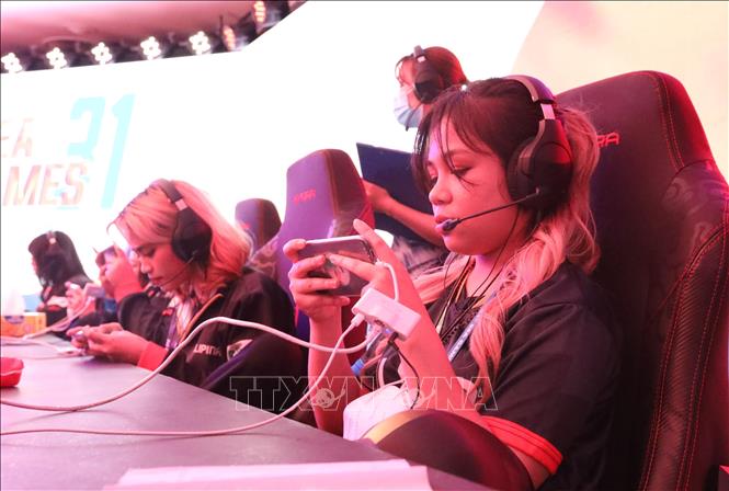 VĐV đội tuyển nữ Philippines thi đấu chung kết nội dung Liên minh huyền thoại: Tốc chiến . Ảnh: Minh Đông - TTXVN
