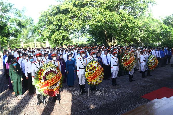 Trong ảnh: Quang cảnh lễ dâng hương, dâng hoa tại Đền thờ Bác Hồ. Ảnh: Chanh Đa-TTXVN
