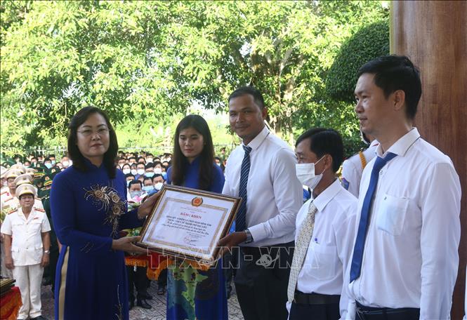 Trong ảnh: Phó Bí thư Thường trực Tỉnh ủy Bạc Liêu Lê Thị Ái Nam tặng Bằng khen cho các cá nhân có thành tích xuất sắc tham gia tuyến đầu chống dịch COVID-19 trên địa bàn tỉnh Bạc Liêu. Ảnh: Chanh Đa-TTXVN