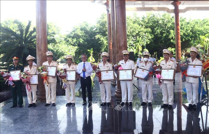 Trong ảnh: Bí thư Tỉnh ủy Bạc Liêu Lữ Văn Hùng tặng Bằng khen cho các tập thể có thành tích xuất sắc tham gia tuyến đầu chống dịch COVID-19 trên địa bàn tỉnh Bạc Liêu. Ảnh: Chanh Đa-TTXVN