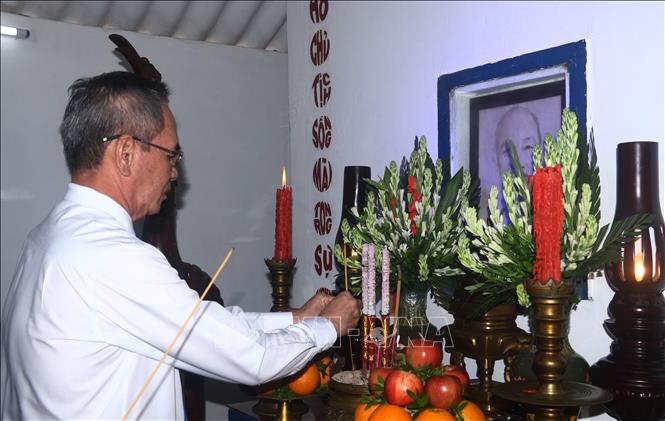 Trong ảnh: Bí thư Tỉnh ủy Bạc Liêu Lữ Văn Hùng dâng hương tại đền thờ Bác Hồ. Ảnh: Chanh Đa-TTXVN
