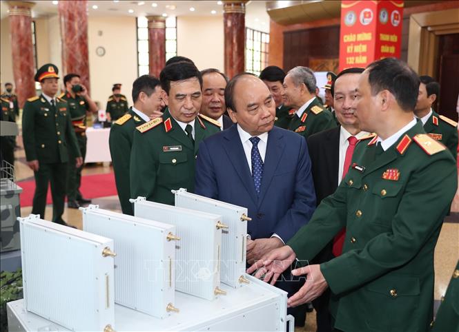 Chủ tịch nước Nguyễn Xuân Phúc tham quan trưng bày sản phẩm khoa học, công nghệ lĩnh vực quân sự, quốc phòng. Ảnh: Trọng Đức - TTXVN
