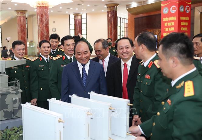 Chủ tịch nước Nguyễn Xuân Phúc tham quan trưng bày sản phẩm khoa học, công nghệ lĩnh vực quân sự, quốc phòng. Ảnh: Trọng Đức - TTXVN