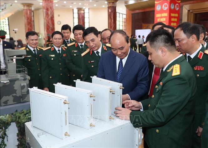 Chủ tịch nước Nguyễn Xuân Phúc tham quan trưng bày sản phẩm về khoa học, công nghệ lĩnh vực quân sự, quốc phòng. Ảnh: Trọng Đức - TTXVN