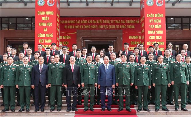 Chủ tịch nước Nguyễn Xuân Phúc chụp ảnh chung với các đại biểu. Ảnh: Trọng Đức - TTXVN