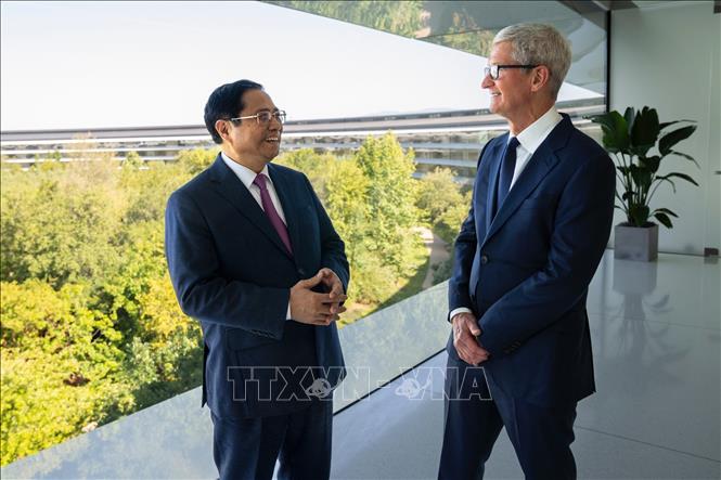 Giám đốc điều hành Apple Tim Cook đón Thủ tướng Phạm Minh Chính. Ảnh: TTXVN