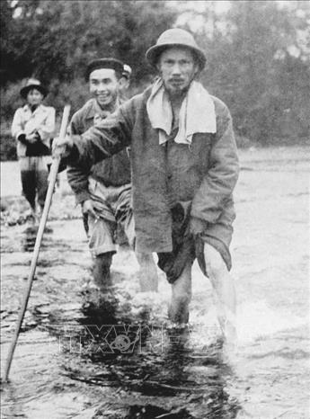 Ở chiến khu Việt Bắc trong thời kỳ kháng chiến chống Pháp, Bác Hồ sống chung với cán bộ, nhân viên, cùng ăn, ở, sinh hoạt và chia sẻ khó khăn với mọi người. Trong ảnh: Bác Hồ trên đường đi công tác ở Việt Bắc (1951). Ảnh: TTXVN