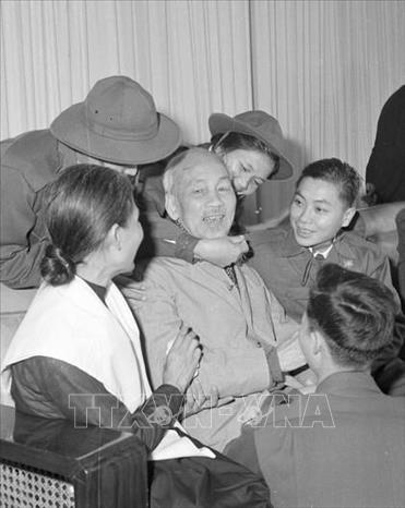Chủ tịch Hồ Chí Minh không chỉ là tấm gương của một vĩ nhân, một lãnh tụ cách mạng vĩ đại, ở Người còn toát lên hình ảnh một con người rất đỗi giản dị, khiêm tốn, gần gũi nhân dân. Trong ảnh: Bác Hồ tiếp và nói chuyện với đoàn đại biểu Mặt trận dân tộc giải phóng miền Nam Việt Nam ra thăm miền Bắc từ ngày 28/2/1969 đến ngày 20/3/1969 như người Cha gặp các con. Ảnh: Vũ Tín - TTXVN