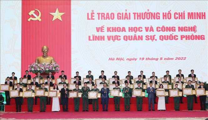 Chủ tịch nước Nguyễn Xuân Phúc cùng các đồng chí lãnh đạo Bộ Quốc phòng trao Giải thưởng Hồ Chí Minh về khoa học, công nghệ lĩnh vực quân sự, quốc phòng cho các tác giả. Ảnh: Trọng Đức - TTXVN