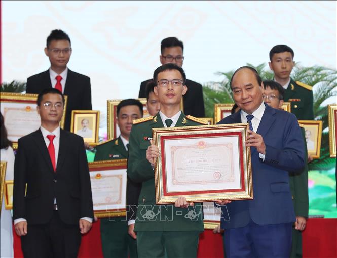 Chủ tịch nước Nguyễn Xuân Phúc trao Giải thưởng Hồ Chí Minh về khoa học, công nghệ lĩnh vực quân sự, quốc phòng cho các tác giả. Ảnh: Trọng Đức - TTXVN