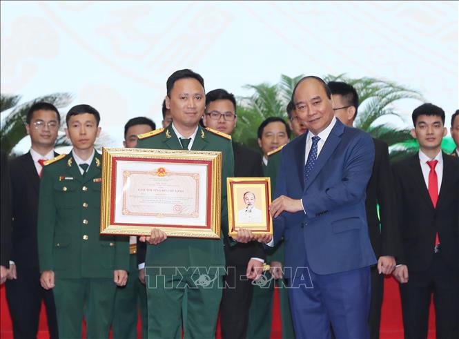 Chủ tịch nước Nguyễn Xuân Phúc trao Giải thưởng Hồ Chí Minh về khoa học, công nghệ lĩnh vực quân sự, quốc phòng cho các tác giả. Ảnh: Trọng Đức - TTXVN