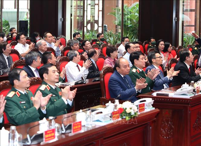Chủ tịch nước Nguyễn Xuân Phúc và các đại biểu dự lễ trao Giải thưởng Hồ Chí Minh về khoa học, công nghệ lĩnh vực quân sự, quốc phòng. Ảnh: Trọng Đức - TTXVN