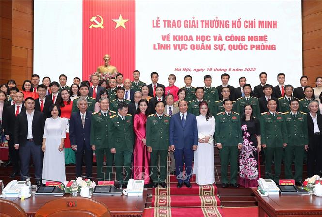 Chủ tịch nước Nguyễn Xuân Phúc cùng lãnh đạo Bộ Quốc phòng và các tác giả được trao Giải thưởng Hồ Chí Minh về khoa học, công nghệ lĩnh vực quân sự, quốc phòng. Ảnh: Trọng Đức - TTXVN