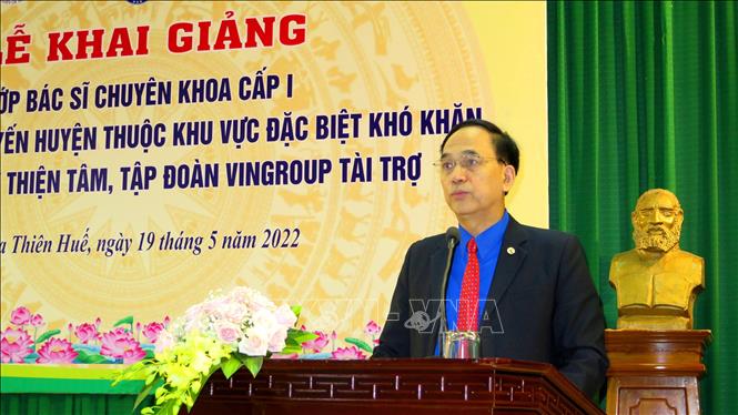 Trong ảnh: Tiến sỹ Phạm Văn Tác, Phó Chủ tịch Hội đồng Y khoa quốc gia, Cục trưởng Cục Khoa học Công nghệ và Đào tạo (Bộ Y tế) phát biểu tại lễ khai giảng. Ảnh: Tường Vi - TTXVN. 