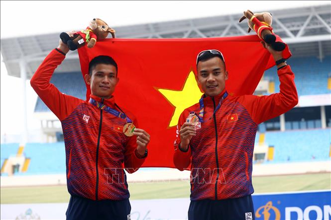 Vo Xuan Vinh (L) wins a gold and Nguyen Thanh Ngung - a bronze from the 20km walk race for men. VNA Photo: Huy Hùng 