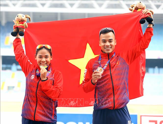 Nguyen Thi Thanh Phuc (L) wins a gold from the 20km walk race for women and her brother Nguyen Thanh Ngung bags a bronze from the race for men. VNA Photo: Huy Hùng 