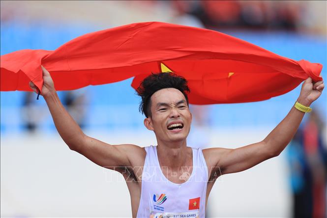 Hoang Nguyen Thanh wins a gold in the 42.195km men's marathon race. VNA Photo: Huy Hùng 