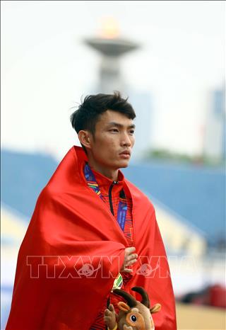 Hoang Nguyen Thanh wins a gold in the 42.195km men's marathon race. VNA Photo: Huy Hùng 