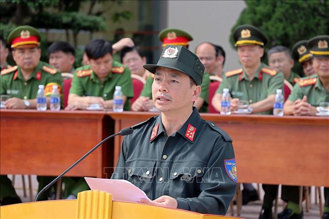 Trong ảnh: Đại tá Lê Xuân Minh, Giám đốc Công an tỉnh Hòa Bình, giao nhiệm vụ Tiểu đoàn Cảnh sát cơ động dự bị chiến đấu Công an tỉnh Hòa Bình. Ảnh: Thanh Hải - TTXVN 