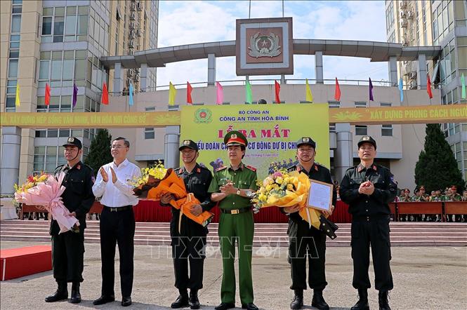 Trong ảnh: Bí thư Tỉnh ủy Hòa Bình và đại biểu tặng hoa chúc mừng Tiểu đoàn Cảnh sát cơ động dự bị chiến đấu Công an tỉnh Hòa Bình. Ảnh: Thanh Hải - TTXVN 
