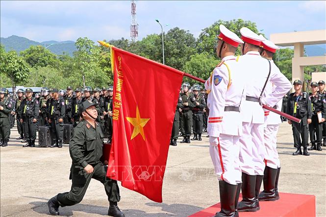 Trong ảnh: Đại diện lực lượng Tiểu đoàn Cảnh sát cơ động dự bị chiến đấu Công an tỉnh Hòa Bình tuyên thệ trước Cờ Tổ quốc. Ảnh: Thanh Hải - TTXVN 