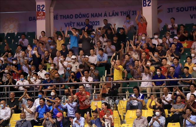 Đông đảo người hâm mộ đến cổ vũ cho các VĐV của Việt Nam thi đấu nội dung đơn nam. Ảnh: Quý Trung – TTXVN