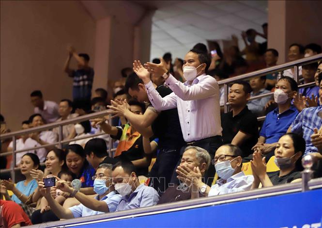Người hâm mộ đến cổ vũ cho các VĐV của Việt Nam thi đấu nội dung đơn nam. Ảnh: Quý Trung – TTXVN