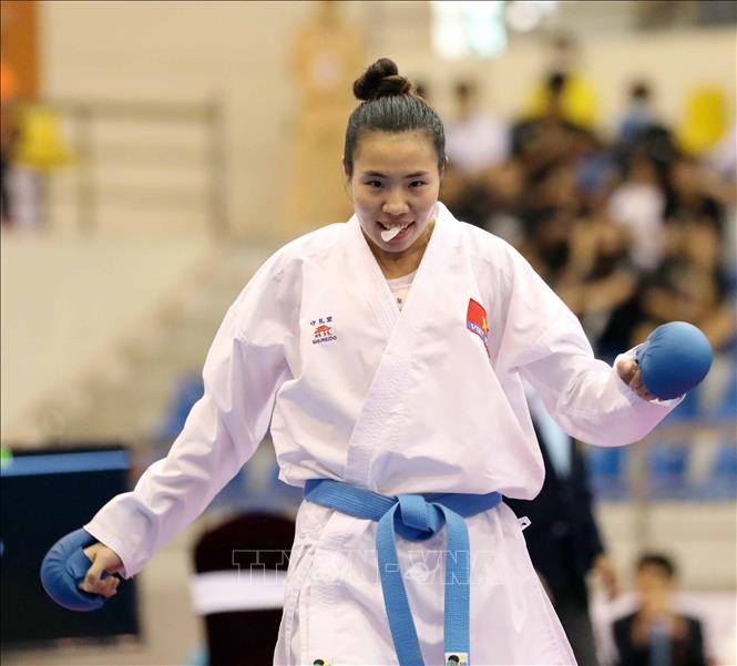 VĐV Hồ Thị Thu Hiền vui mừng trước trận thắng vòng loại, nội dung Kumite nữ, hạng dưới 68 kg. Ảnh: Thanh Tùng – TTXVN