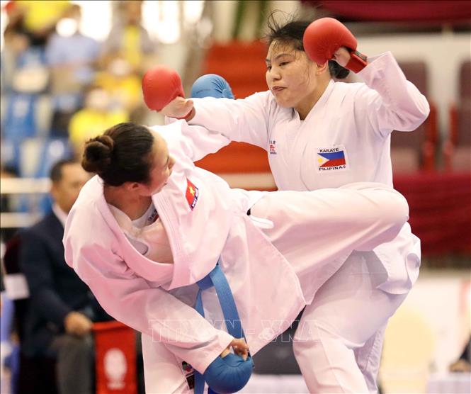 Trận thi đấu vòng loại, nội dung Kumite nữ, hạng dưới 68 kg giữa Misu R. (đai đỏ, Philipines) và Hồ Thị Thu Hiền (đai xanh, Việt Nam). Ảnh: Thanh Tùng – TTXVN