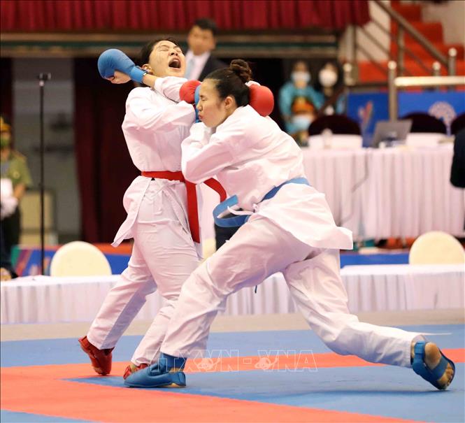 Trận thi đấu vòng loại, nội dung Kumite nữ, hạng dưới 68 kg giữa Misu R. (đai đỏ, Philipines) và Hồ Thị Thu Hiền (đai xanh, Việt Nam). Ảnh: Thanh Tùng – TTXVN