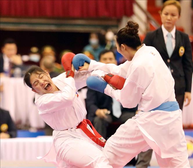 Trận thi đấu vòng loại, nội dung Kumite nữ, hạng dưới 68 kg giữa Misu R. (đai đỏ, Philipines) và Hồ Thị Thu Hiền (đai xanh, Việt Nam). Ảnh: Thanh Tùng – TTXVN