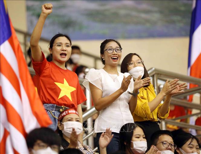 Khán giả nhiệt tình cổ vũ trong Nhà thi đấu tỉnh Ninh Bình. Ảnh: Thanh Tùng – TTXVN