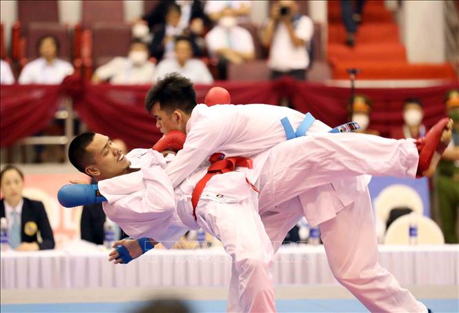 Trận thi đấu vòng loại, nội dung Kumite nam, hạng dưới 84 kg giữa Agustin Ivan Christopher Chanco (đai đỏ, Philipines) và Đỗ Thành Nhân (đai xanh, Việt Nam). Ảnh: Thanh Tùng – TTXVN
